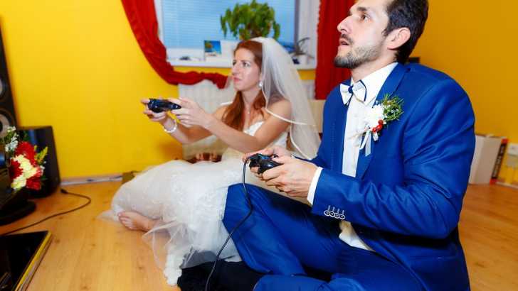 Couples-playing-video-game-1
