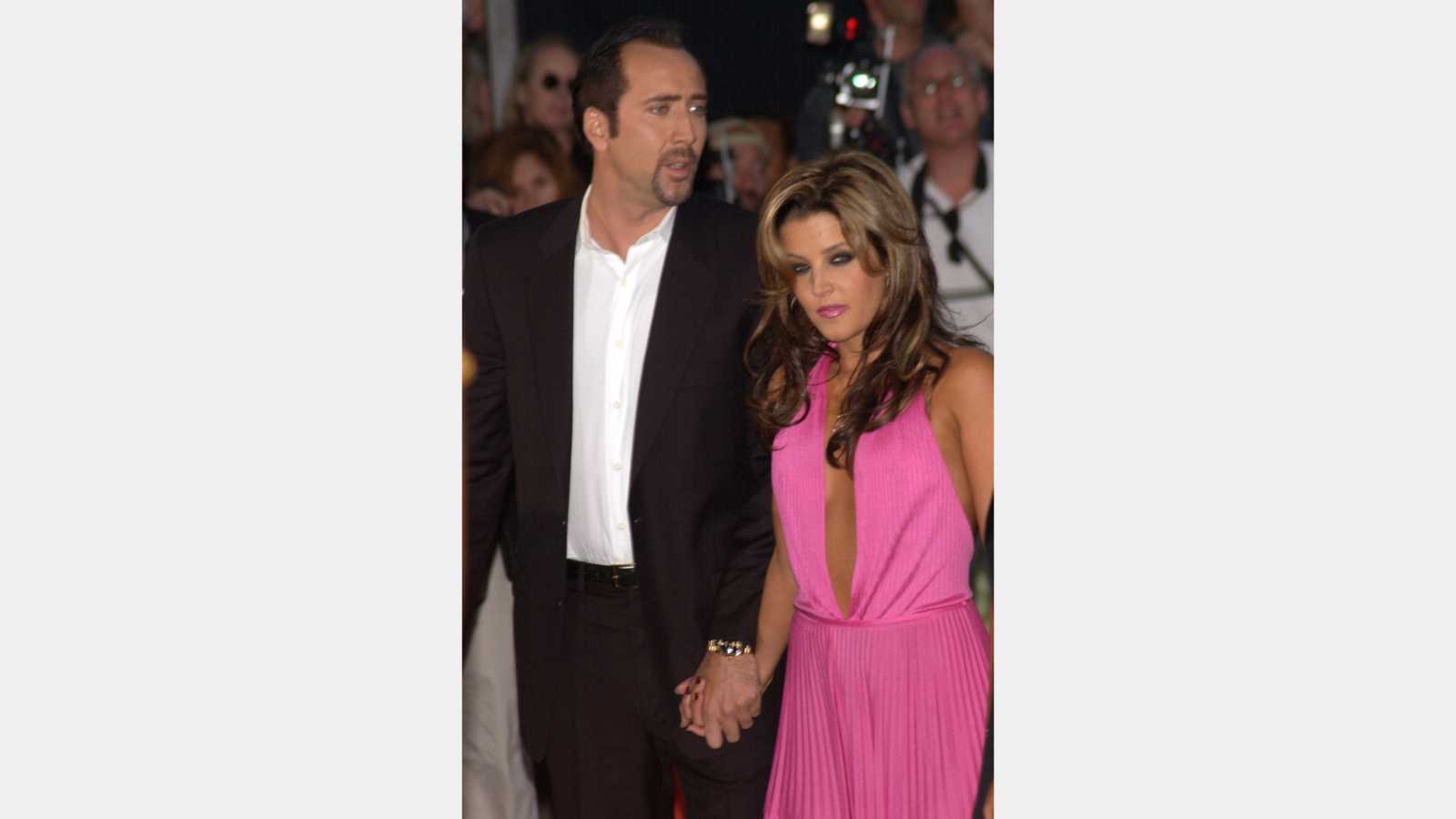 Actor NICOLAS CAGE & girlfriend LISA MARIE PRESLEY at the Los Angeles premiere of his new movie Captain Corelli's Mandolin. 13AUG2001. Paul Smith/Featureflash