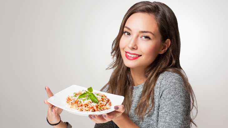 Woman-eating-Pasta