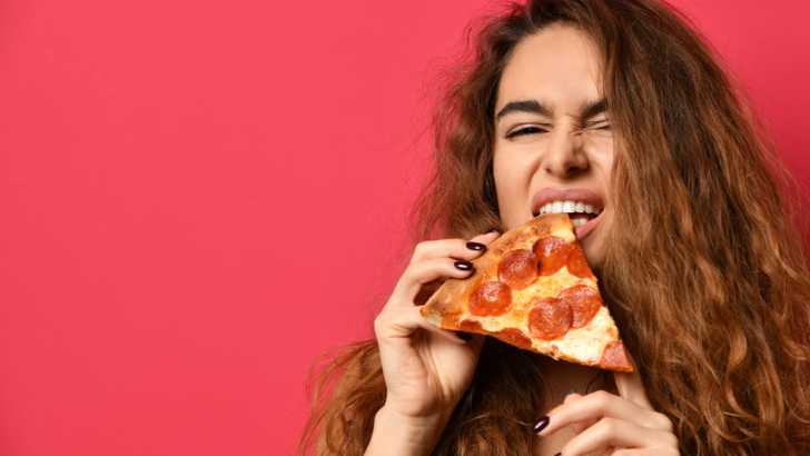 Woman-eating-Pizza