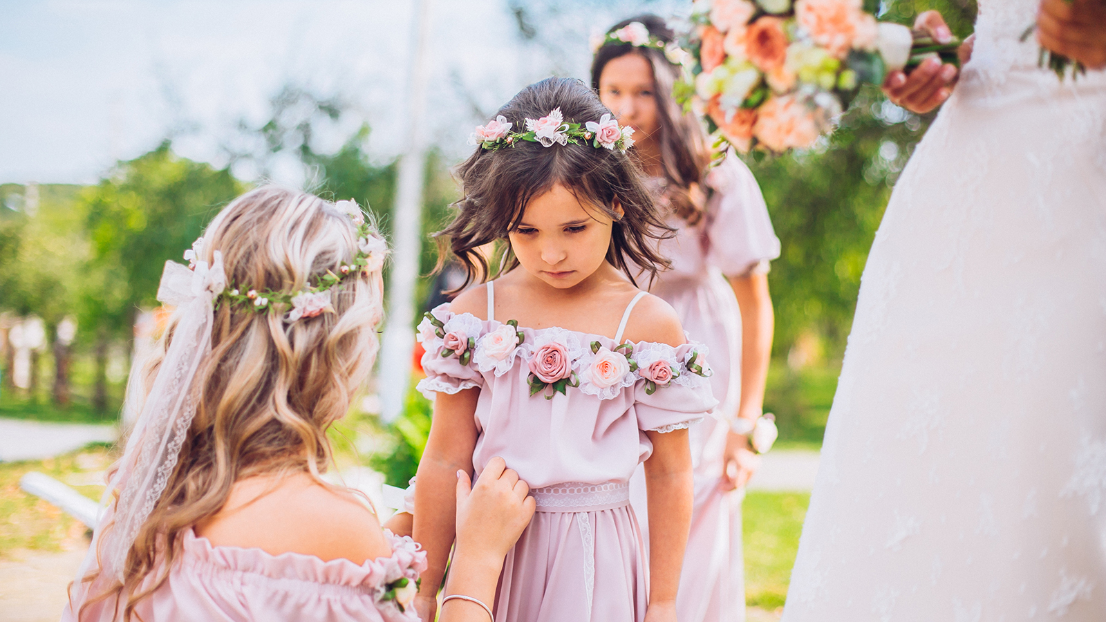 Bride with bridesmaids and little girl kids in the same color dr