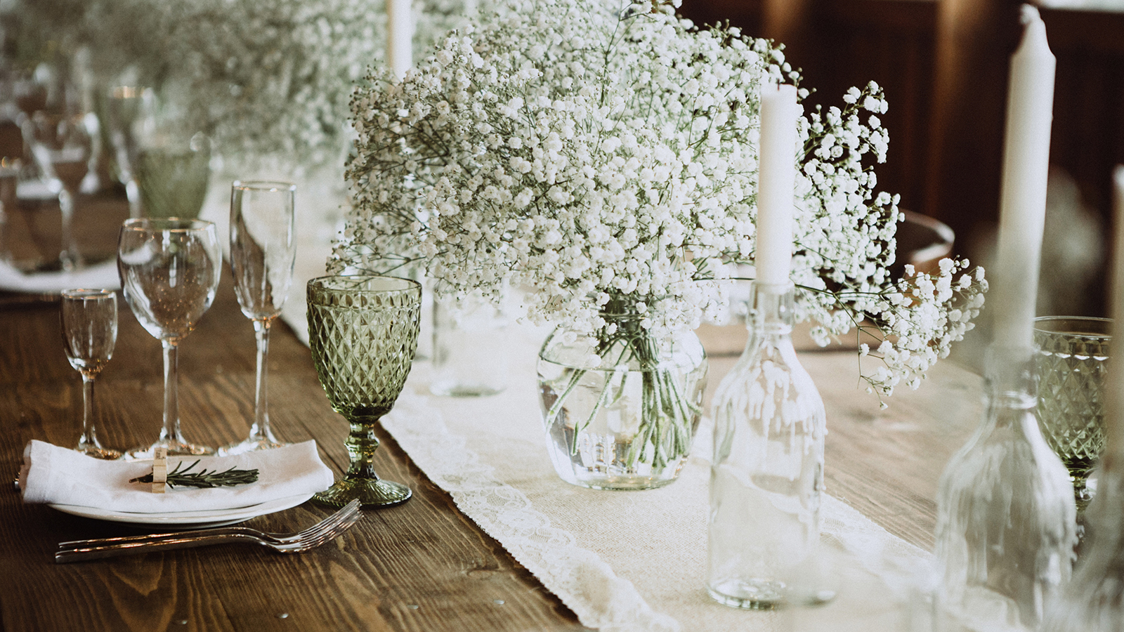 Wedding table decoration. Wedding table setting. Wedding country style.
